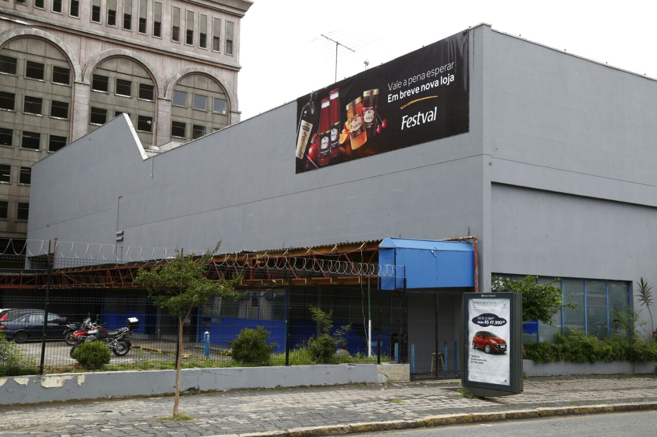 Uma faixa foi instalada no antigo prédio do Mercadoramapara informar a respeito do novo empreendimento no local | Aniele Nascimento/Gazeta do Povo