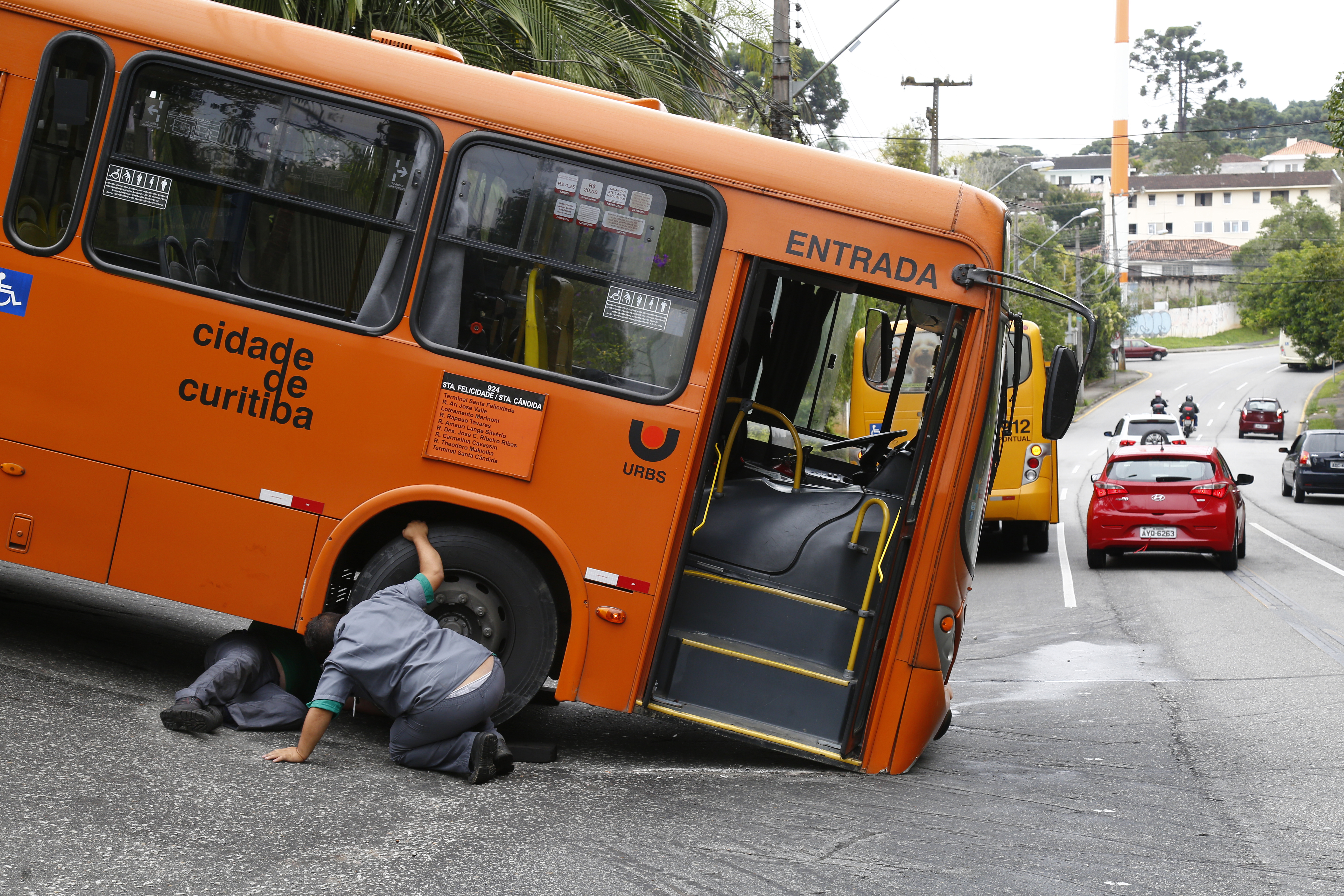 Mecânicos levaram três horas para tirar ônibus entalado: acidentes como esse são constantes no cruzamento das ruas Lívio Moreira com Nilo Peçanha, no São Lourenço. | Aniele Nascimento/Gazeta do Povo