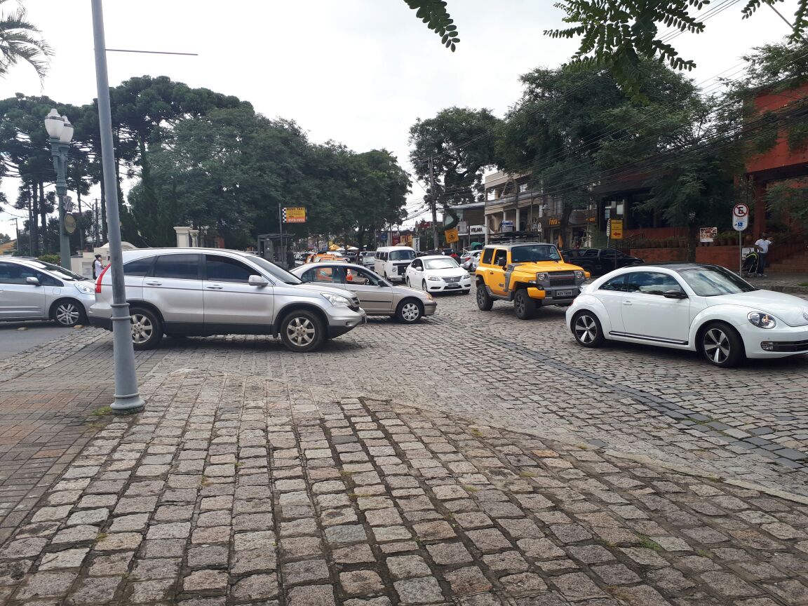 Na saída de Bolsonaro do Restaurante Madalosso, às 14h, o trânsito ficou ainda mais complicado. | Raquel Derevecki/Gazeta do Povo