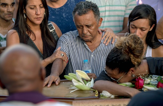 Corpo de Marielle Franco foi sepultado no Cemitério do Caju, no Rio. A cerimônia ocorreu sob gritos e aplausos de políticos, amigos e familiares. | Mauro Pimentel/AFP