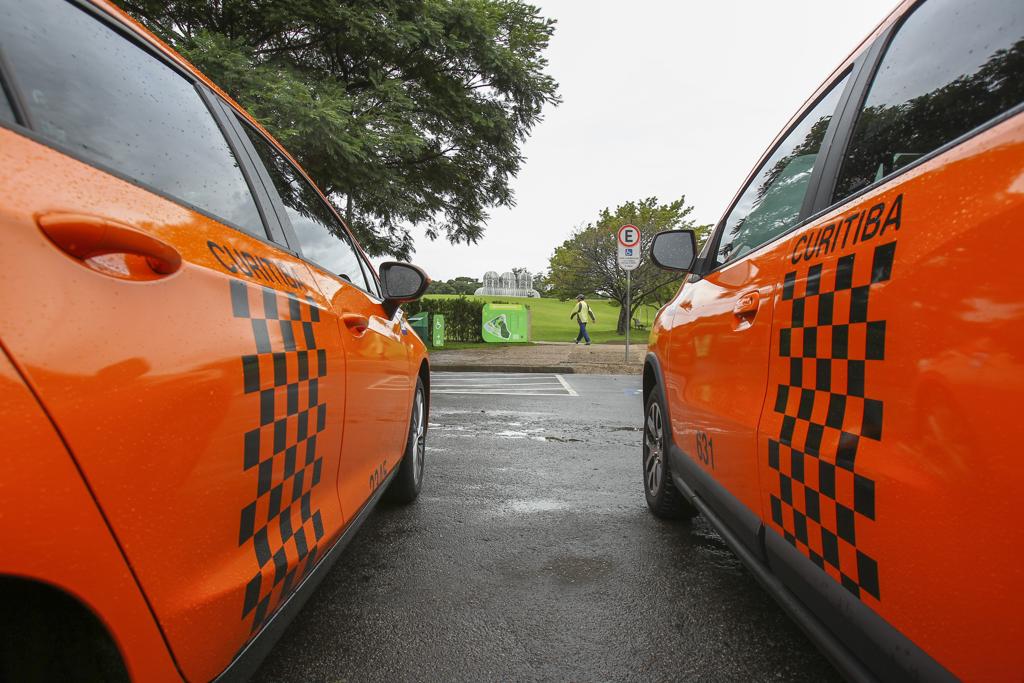 Para circularem por mais dois anos além dos cinco previstos, táxis terão que apresentar laudos do Inmetro | Daniel Castellano/Gazeta do Povo