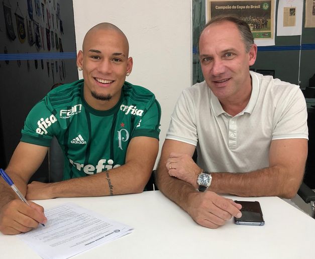 Gabriel Furtado e o empresário Hélcio no ato da assinatura de contrato. | /Reprodução Instagram