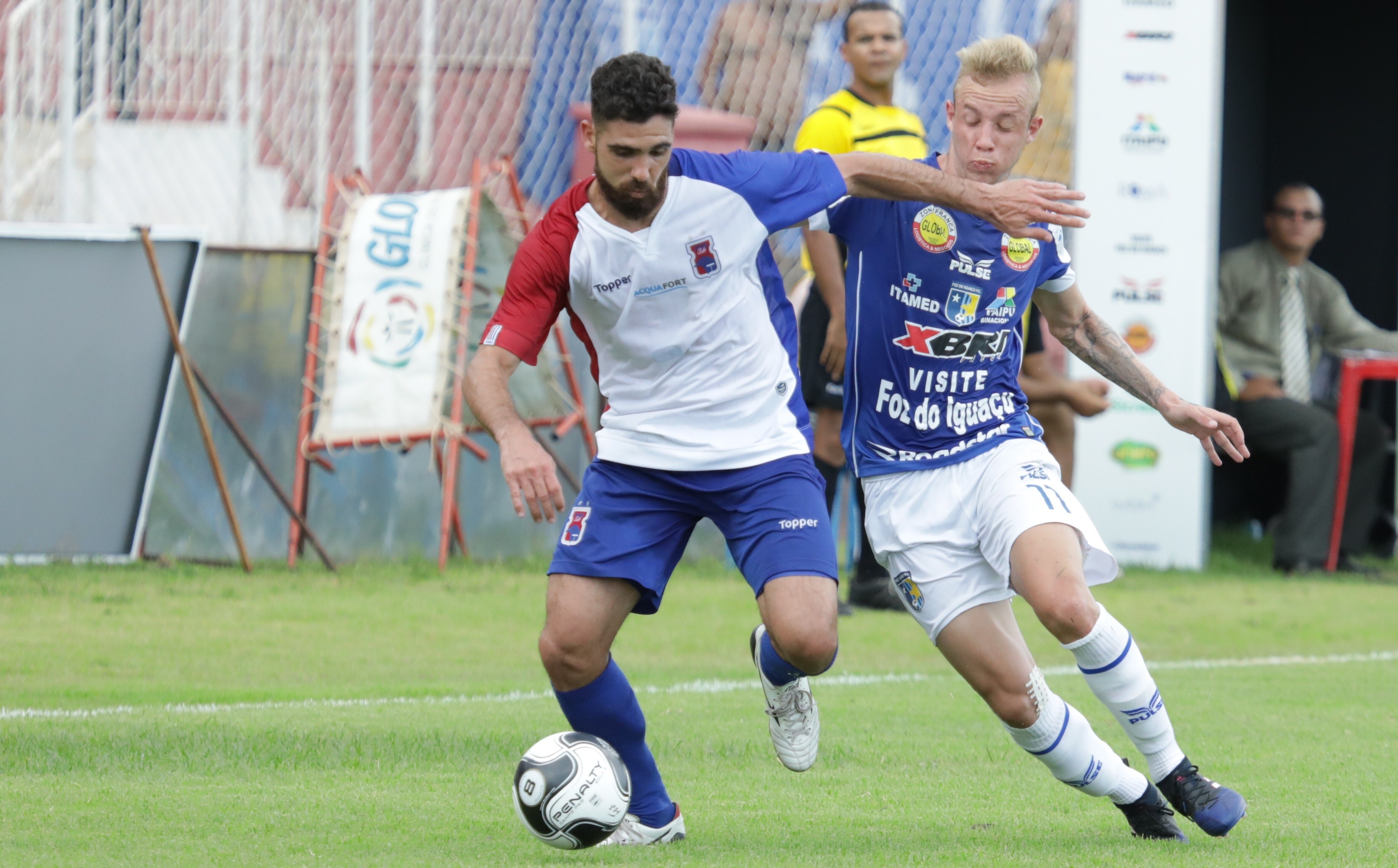 Raphael Alemão em dividida com o zagueiro Rayan. Jogador de Foz está na mira do Paraná. | Kiko Sierich/Gazeta do Povo/