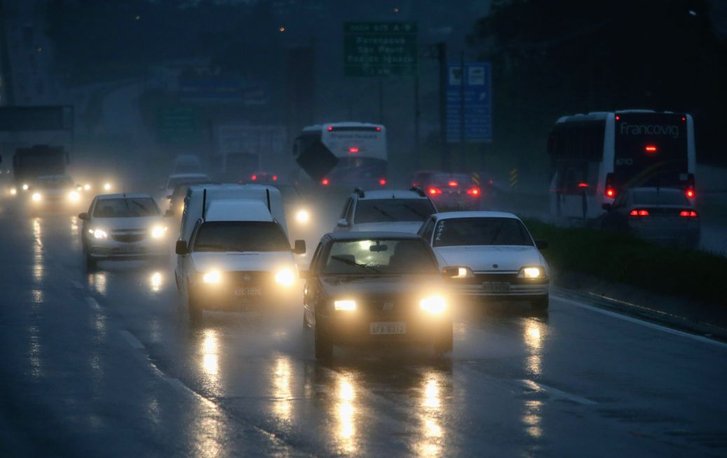 BR-376: motoristas enfrentam chuvas na saída para Santa Catarina, na região de São José dos Pinhais. | Albari Rosa/Gazeta do Povo