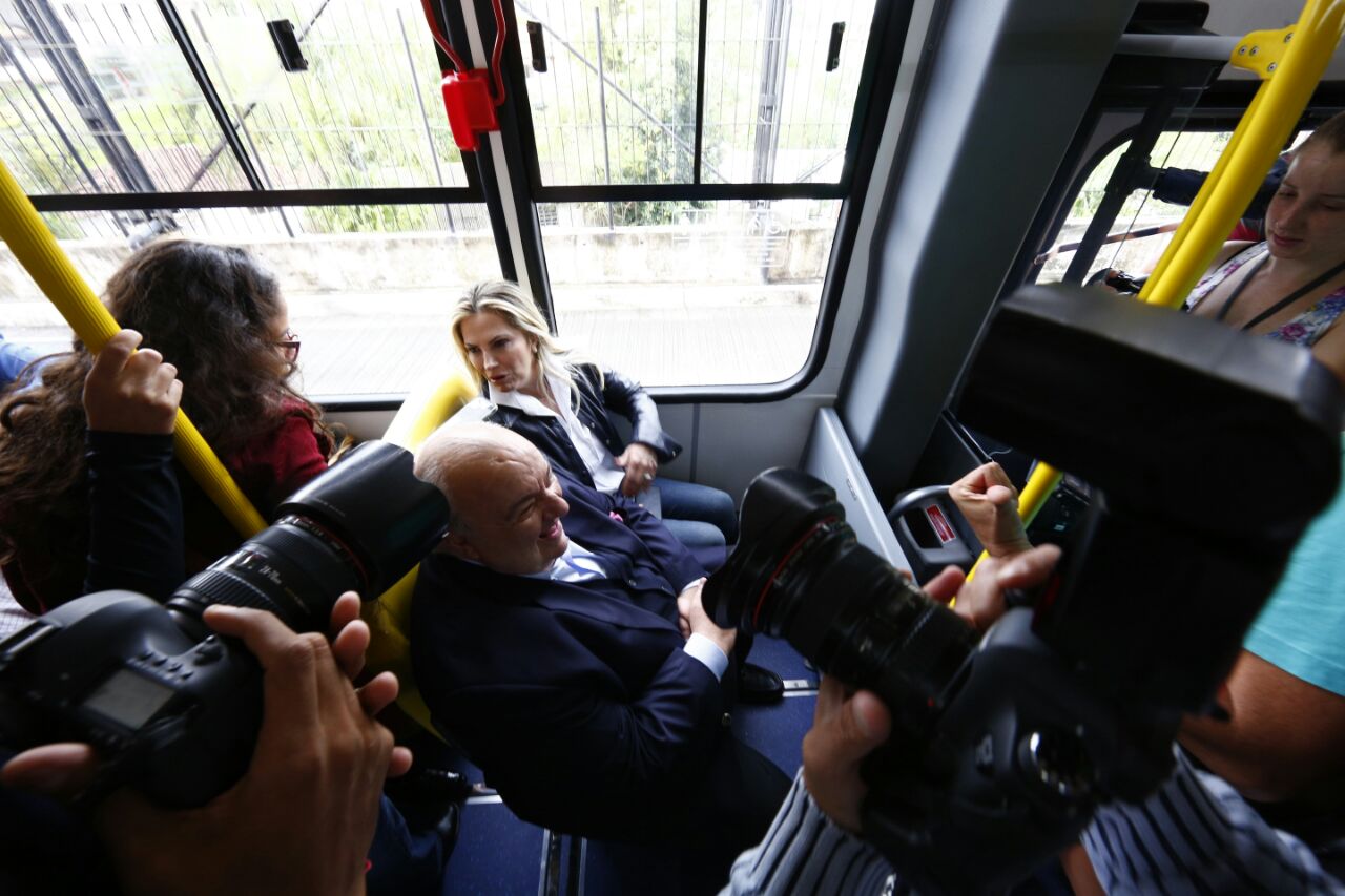 Rafael Greca com  a vice-governadora Cida Borghetti no novo Ligeirão: prefeito informou passageira que estava no ônibus errado. | Aniele Nascimento/Gazeta do Povo