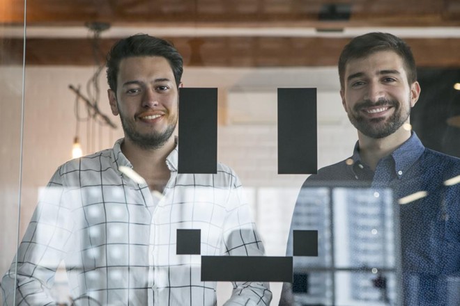 Thiago Stelle e Samoel Marques , sócios da Octuz: startup curitibana surgiu em 2016 com a proposta de assumir e resolver problemas de consumidores com centrais de atendimento de empresas de telefonia, instituições financeiras, companhias aéreas, entre outras. | Marcelo Andrade/Gazeta do Povo
