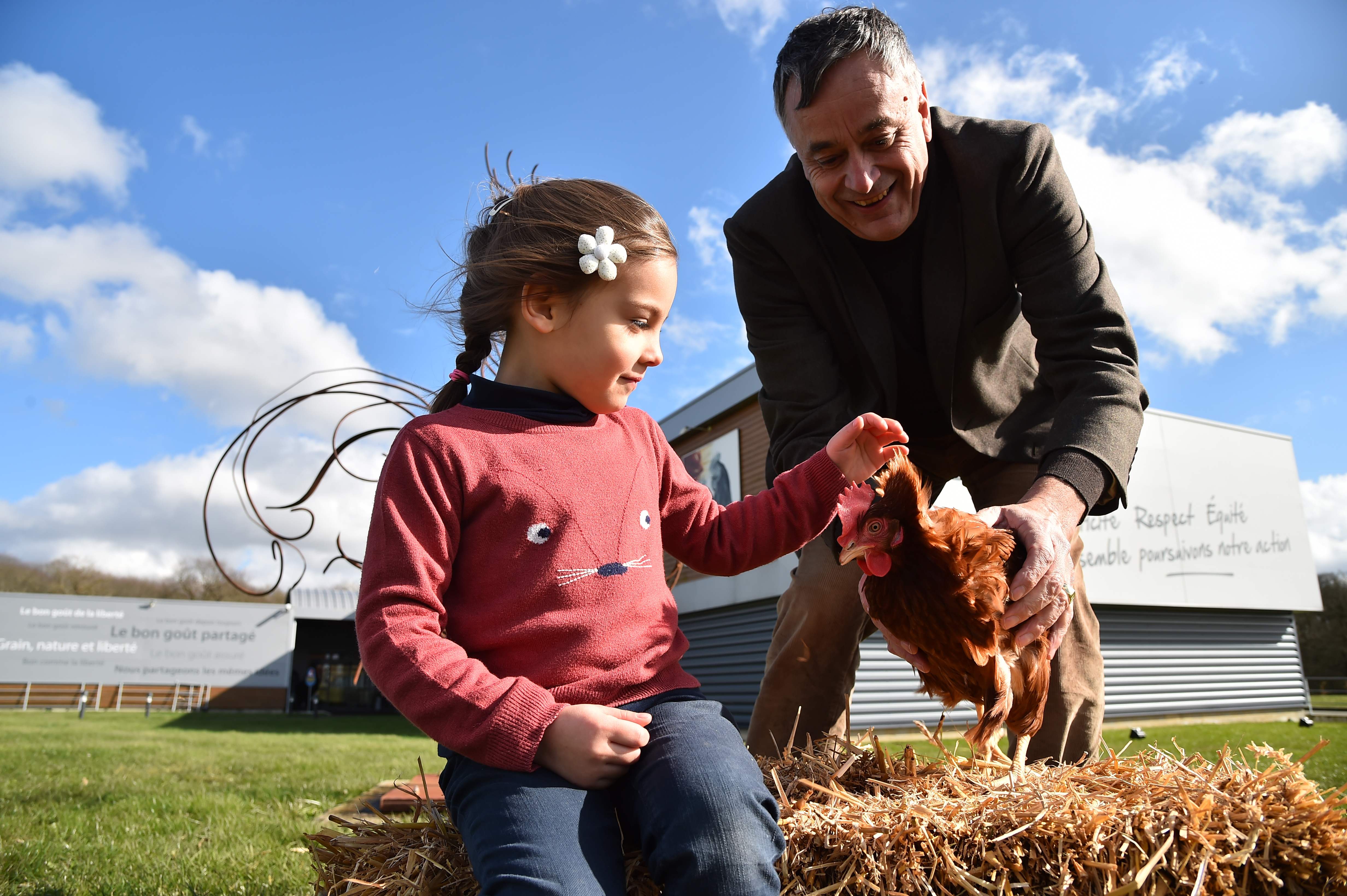 Produtor Yves de La Fouchardière com a neta de quatro anos e a futura moradora do Palácio do Eliseu | JEAN-FRANCOIS MONIER/AFP