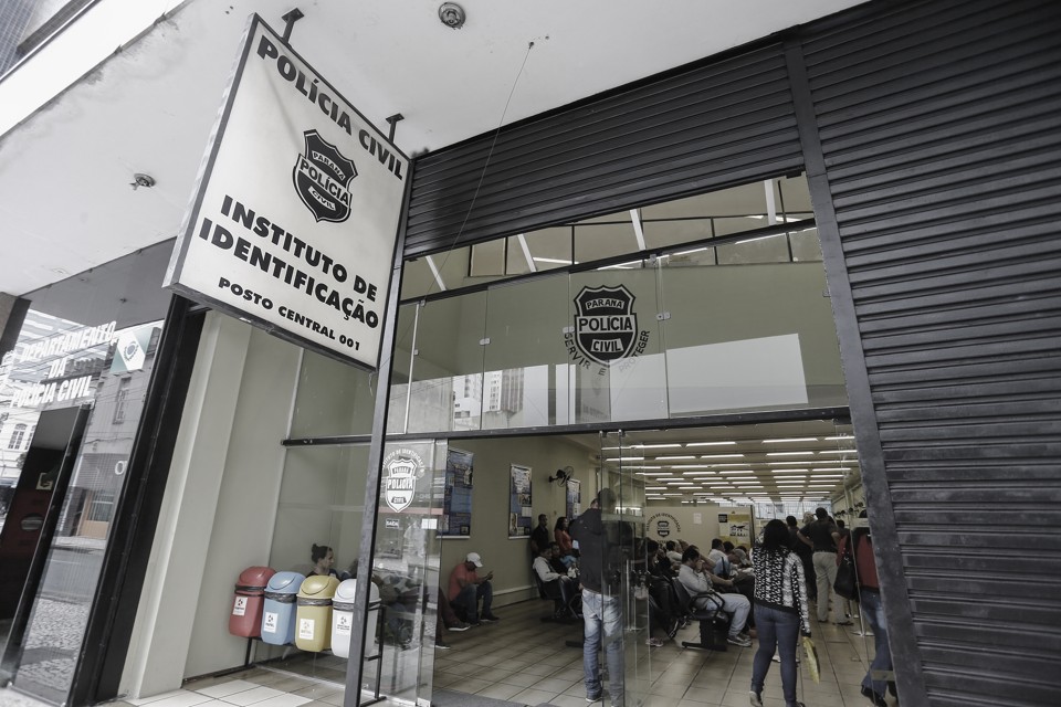 Uma das medidas é ampliar o horário de atendimento no Instituto de Identificação. | Jonathan Campos/Gazeta do Povo
