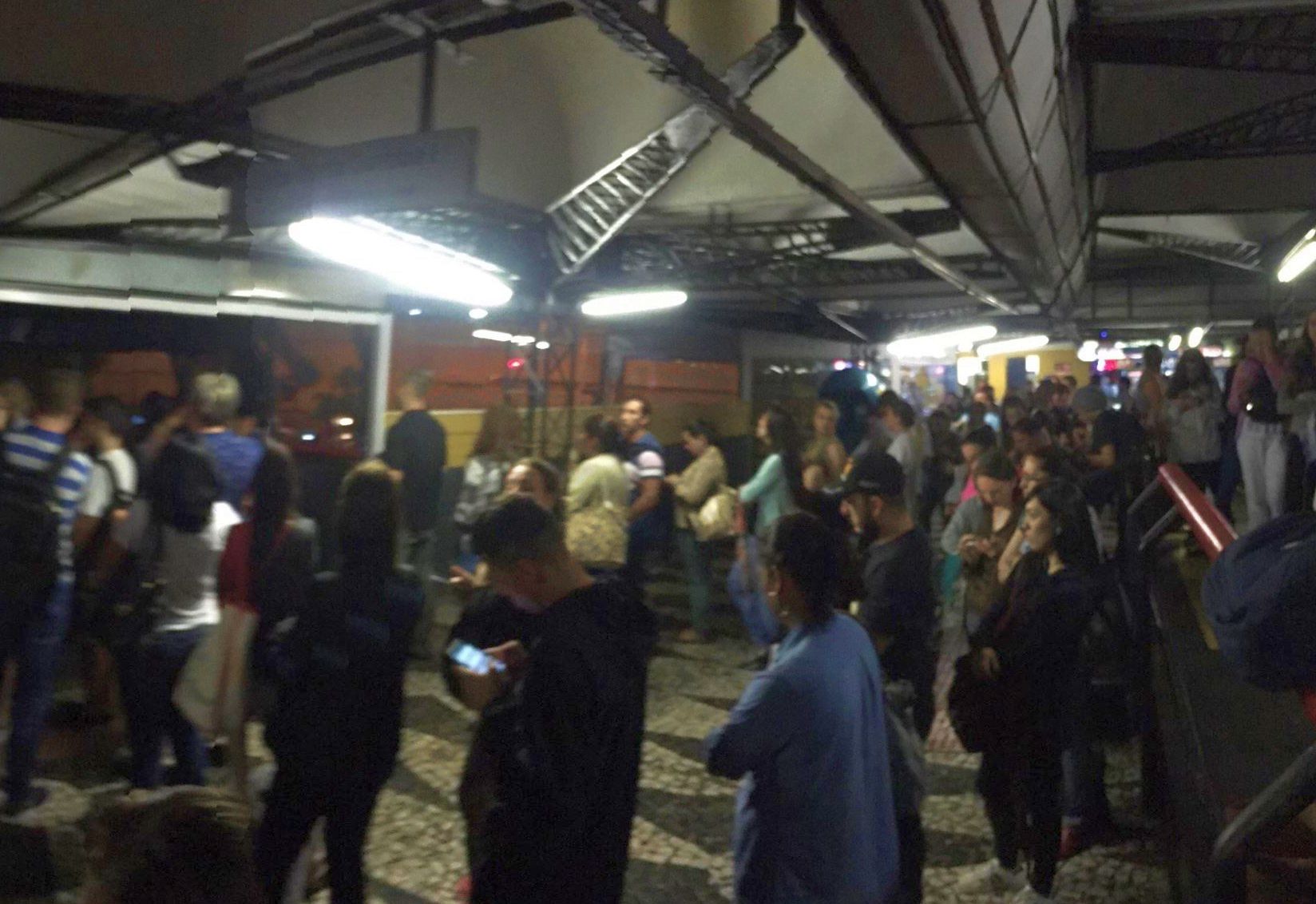 Parte do grupo de pessoas que aguardava ônibus atrasado no Terminal Campina do Siqueira. | Gustavo Andrade/Colaboração