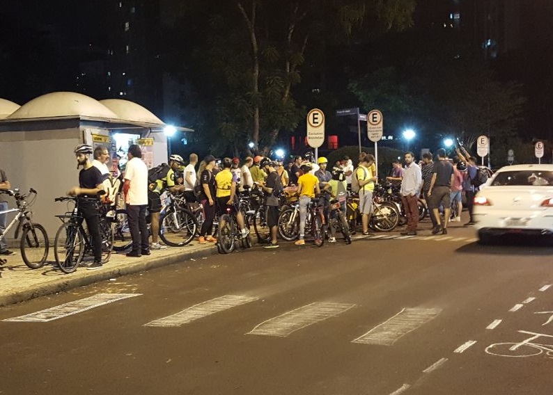 Manifestantes desenharam faixa de pedestres ausente no entorno na praça; | Colaboração/Ciclosul