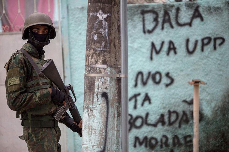‘Guerra ao crime’ abre disputa na direita para ver quem será o candidato da segurança Militar em comunidade do Rio de Janeiro: intervenção abriu disputa pela agenda do combate ao crime. | Mauro Pimentel/AFP