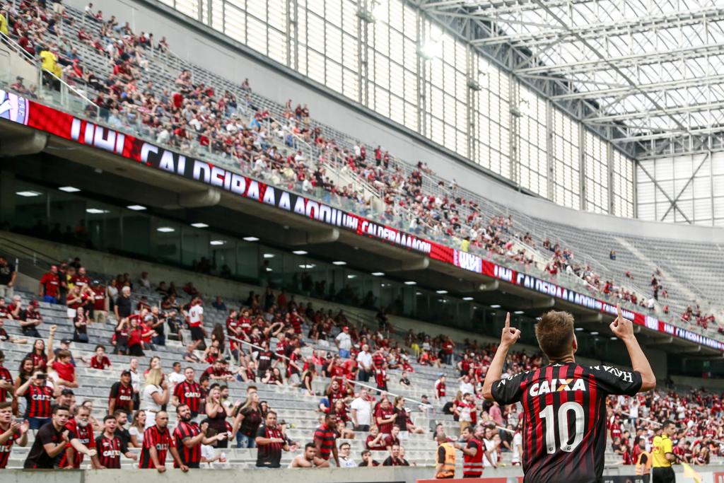 João Pedro comemora gol contra o Rio Branco: dia inesquecível para o Atlético. | Marcelo Andrade/Gazeta do Povo