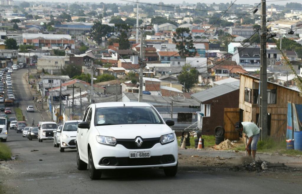 Trânsito está complicado na Rua Brigadeiro Franco por causa dos restos do protesto de segunda-feira. | Aniele Nascimento/
Gazeta do Povo