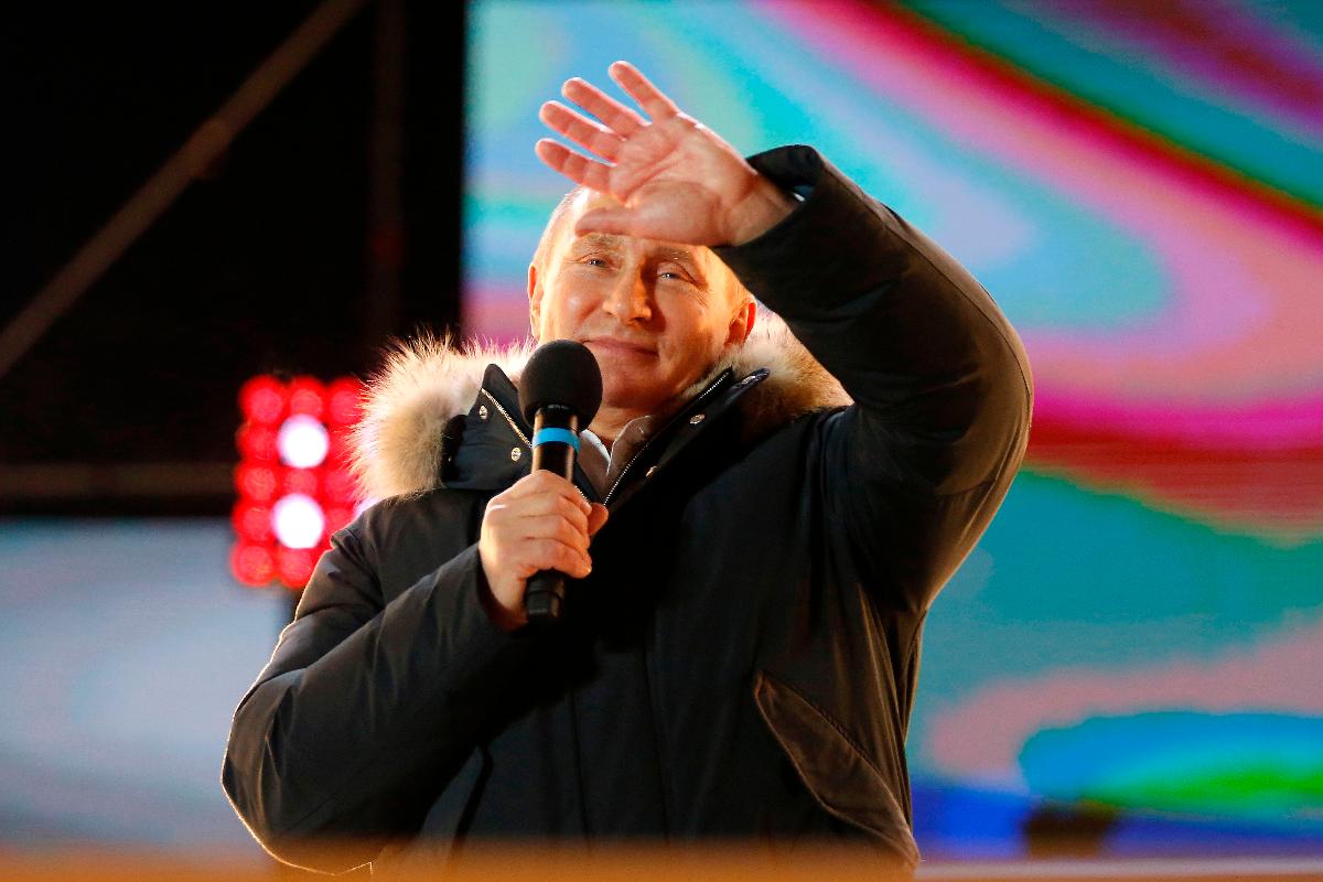 Vladimir Putin fez um rápido discurso na Praça Vermelha, em Moscou, em que agradeceu o apoio de seus eleitores | ALEXANDER ZEMLIANICHENKOAFP