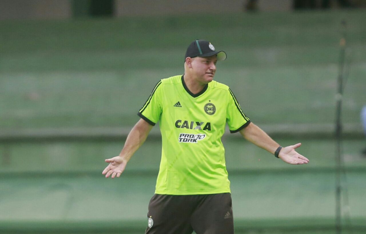 Técnico do Coritiba, Sandro Forner, no jogo contra o Foz. | Marcelo Andrade/Gazeta do Povo/