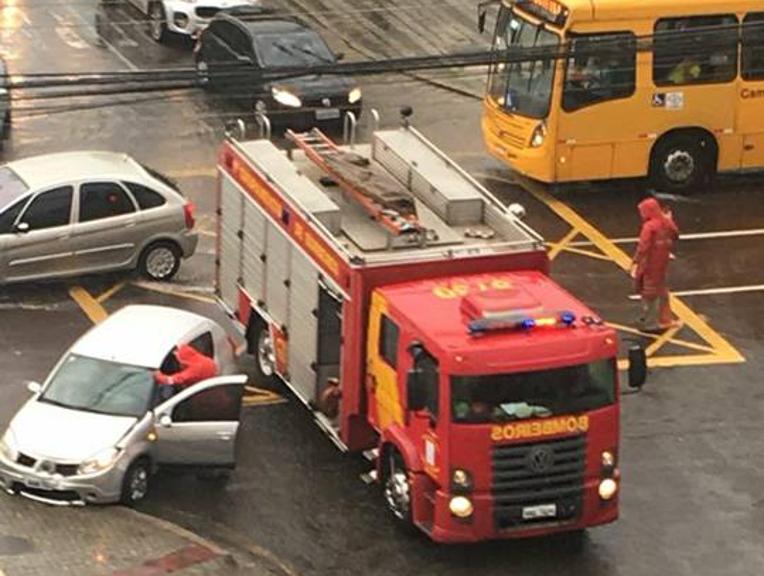 Corpo de Bombeiros foi acionado para atender uma pessoa ferida na colisão. | Aline Coelho/