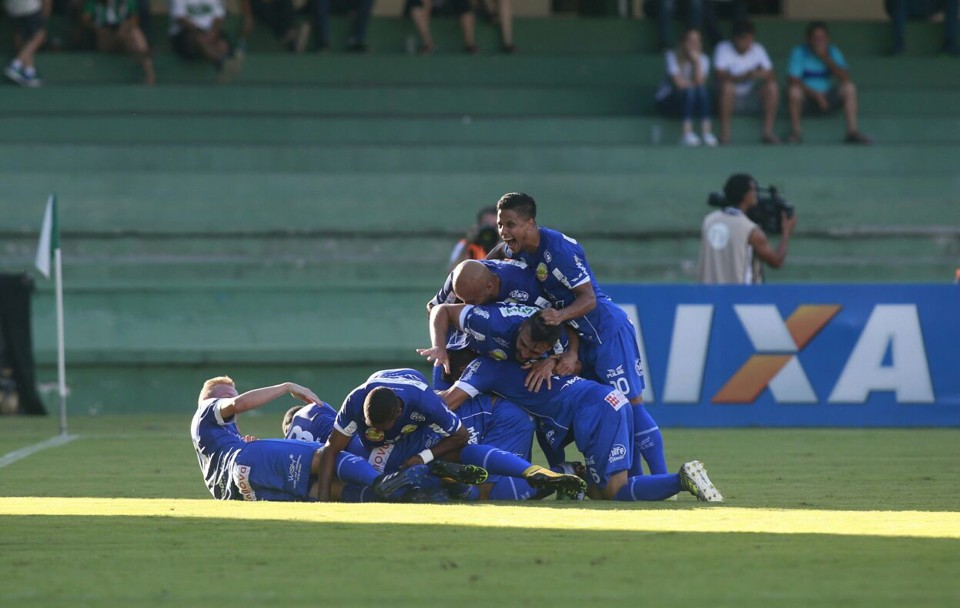 Coritiba leva outro passeio no Couto e torcida protesta Jogadores do Foz festejam no Couto: Coritiba na berlinda. | /Marcelo Andrade/Gazeta do Povo