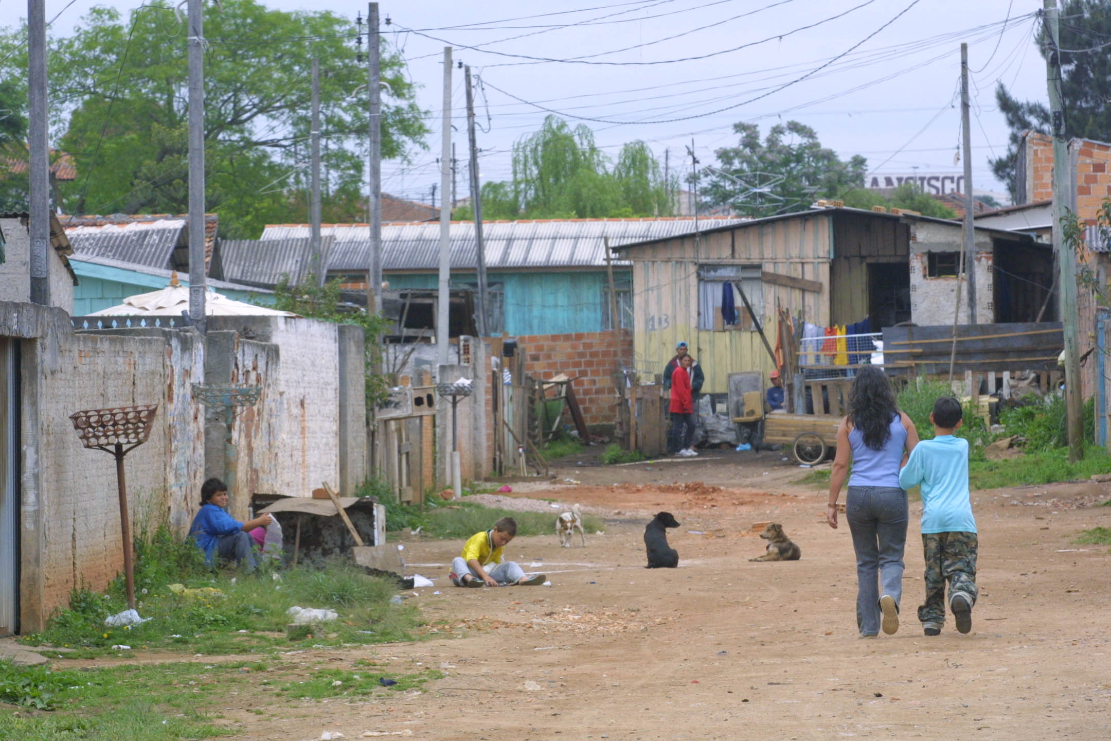 O informe, que cobre o período entre 2015 e 2017, mostra que 36% dos brasileiros revelaram nas pesquisas que sua renda não atendia todas suas necessidades básicas | Aniele Nascimento/Arquivo Gazeta do Povo