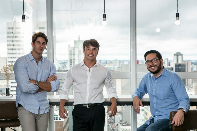 Na foto, os criadores da Confia Brasil (da esquerda para a direita): Luiz Felipe Bazzo , Pedro Wolff e Gabriel Kaio. | Marcelo Andrade/Gazeta do Povo