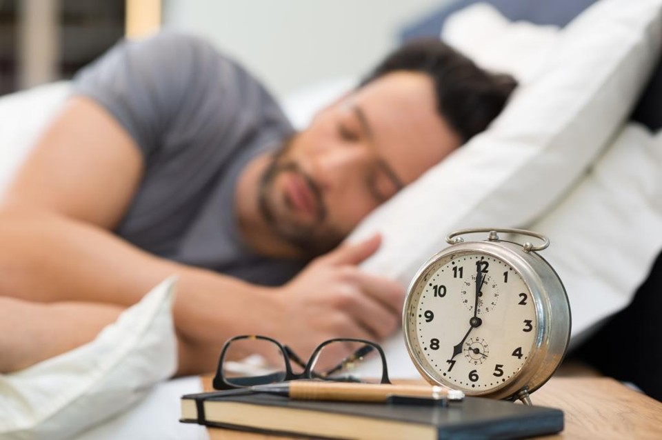 O levantamento também mostrou que 68% das pessoas com cargos de liderança mas que ainda não são altos executivos costumam dormir de cinco a sete horas por noite, apenas. | Bigstock/