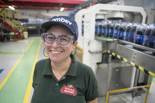 A mineira Renata Van Der Weken saiu do mestrado na Bélgica diretamente para a Cervejaria do Vale, em Jacareí, no interior de São Paulo. Desde então, são 10 anos de Ambev e muitos desafios superados. | Marcelo Andrade/Gazeta do Povo