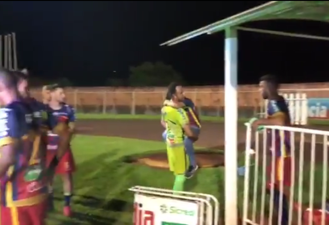 Goleiro Diego tentou agredir o auxiliar do jogo. | Reprodução Banda B