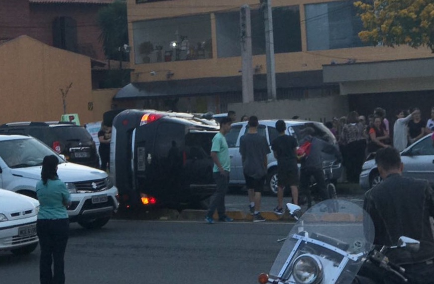 Um dos três carros envolvidos no acidente capotou. | Reprodução/Setran