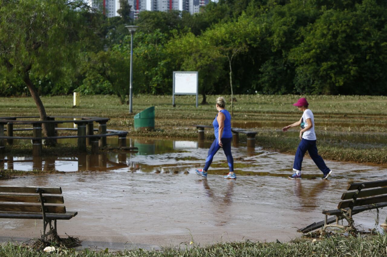 Frequentadoras do Barigui tentam desviar da lama na manhã desta quinta-feira. | Aniele Nascimento/Gazeta do Povo