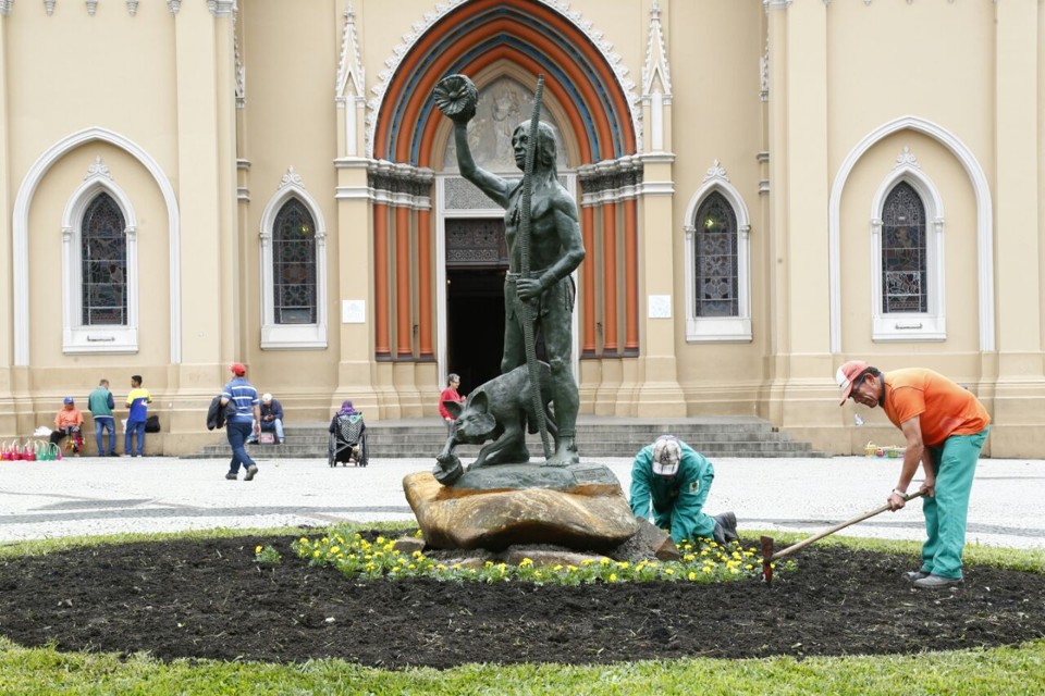 A nova escultura foi instalada na manhã desta quinta-feira (22) | Aniele Nascimento/Gazeta do Povo