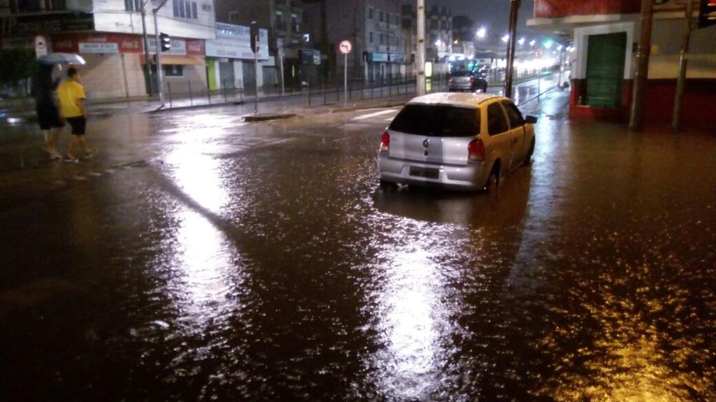 Esquina da Rua Almirante Gonçalves com Marechal Floriano, no Rebouças: quadra completamente alagada. | Marcos Xavier Vicente/Gazeta do Povo