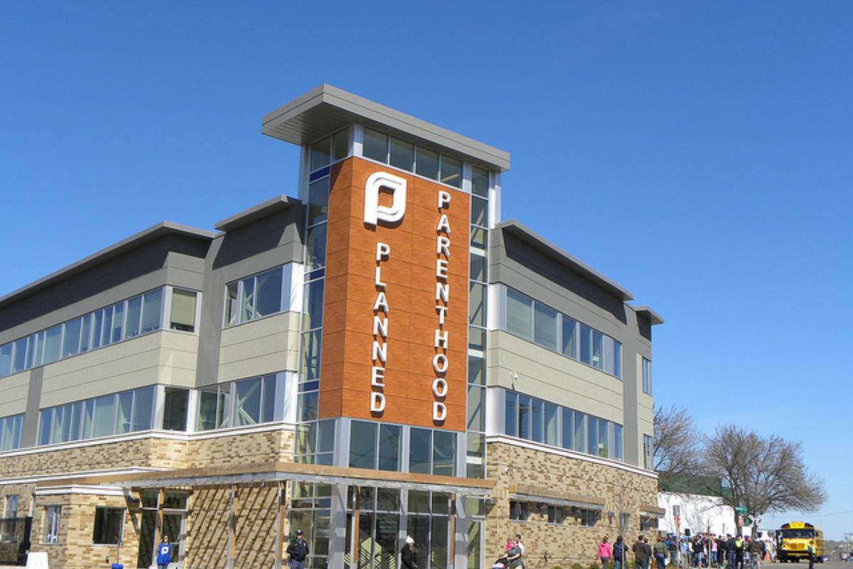 Gigante do aborto está sob fogo cerrado de parlamentares e movimentos pró-vida | Fibonacci Blue/Flickr