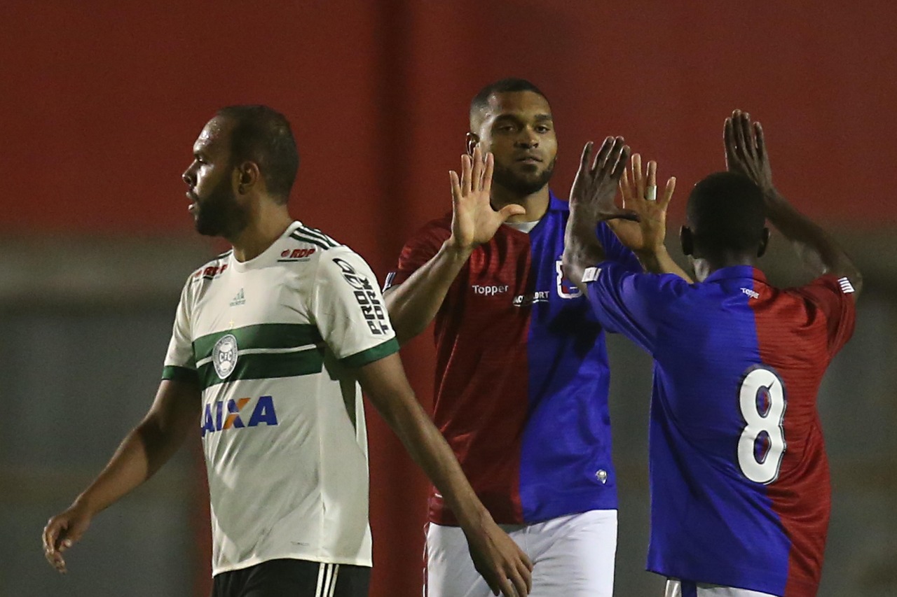Thiago Santos comemora gol isolado do clássico. | Albari Rosa/Gazeta do Povo