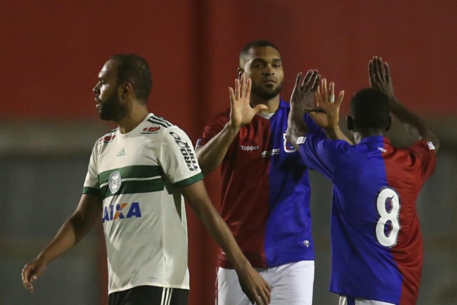 Thiago Santos comemora gol isolado do clássico. | Albari Rosa/Gazeta do Povo