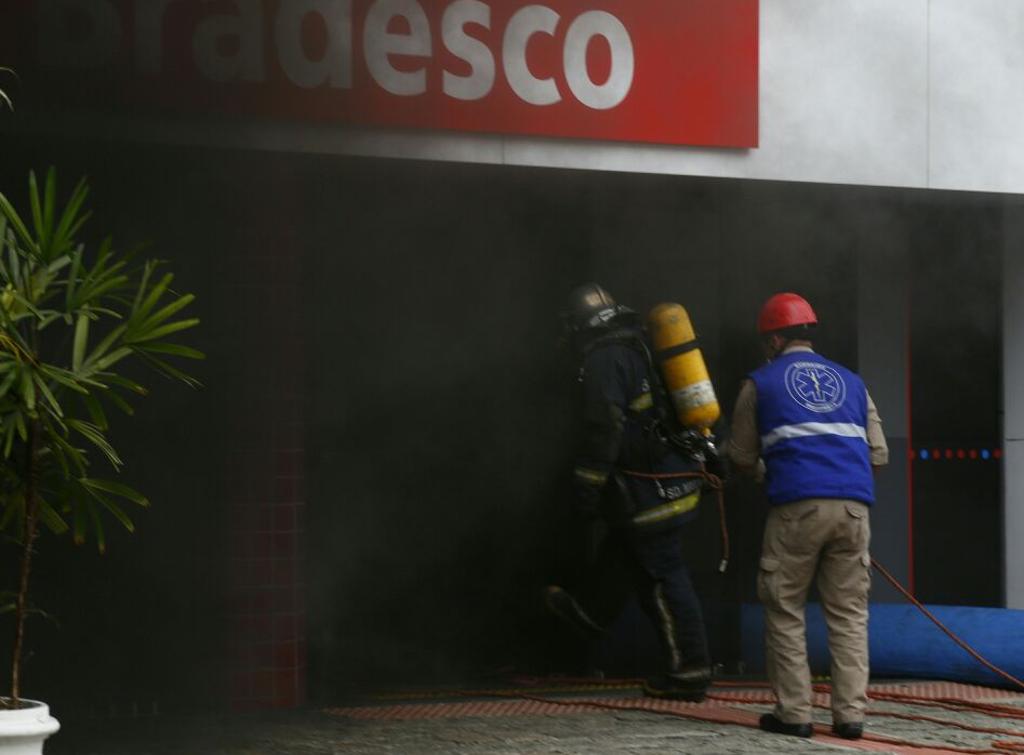 Bombeiros estão tendo muita dificuldade para apagar o fogo na garagem do prédio no Centro de Curitiba. | Aniele Nascimento/Gazeta do Povo