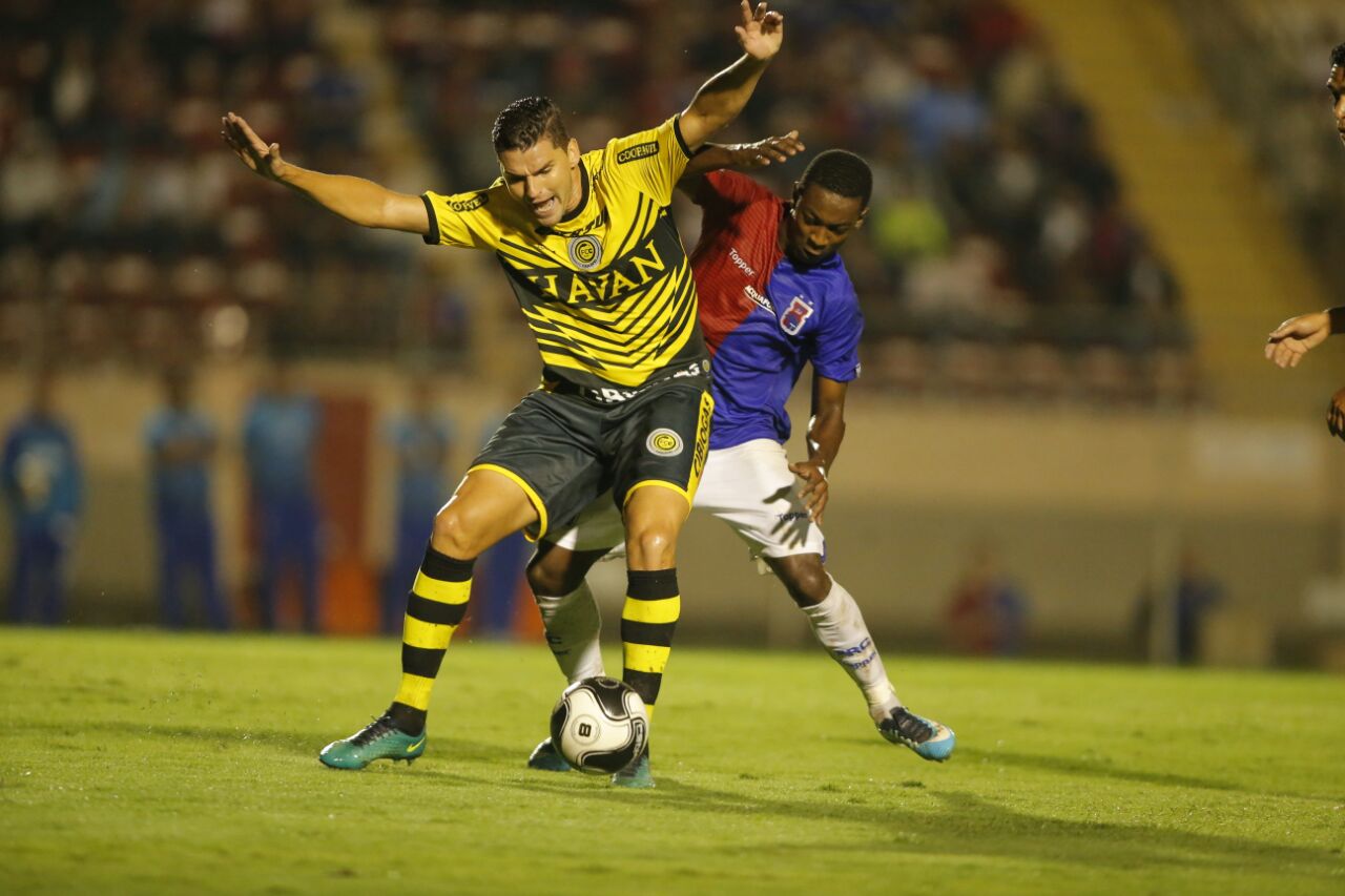 Para o técnico Rogério Micale, Jhonny Lucas é polivalente na marcação e na criação, como Paulinho, titular da seleção. | Lineu Filho/Tribuna do Paraná