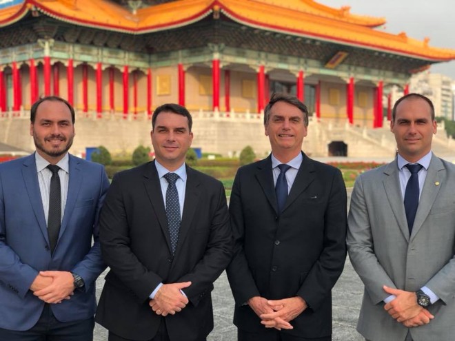 O presidenciável Jair Bolsonaro ao lado dos filhos em Taiwan, no início de março: visita foi amplamente noticiadas nas redes sociais da família. | Reprodução/Facebook