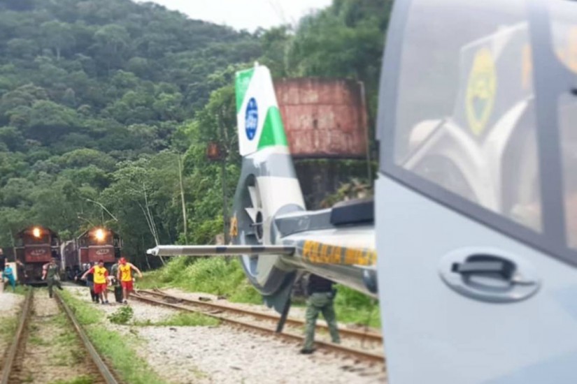 Bombeiros encaminham a vítima ao helicóptero, que teve de pousar na linha ferréa. | BPMOA/