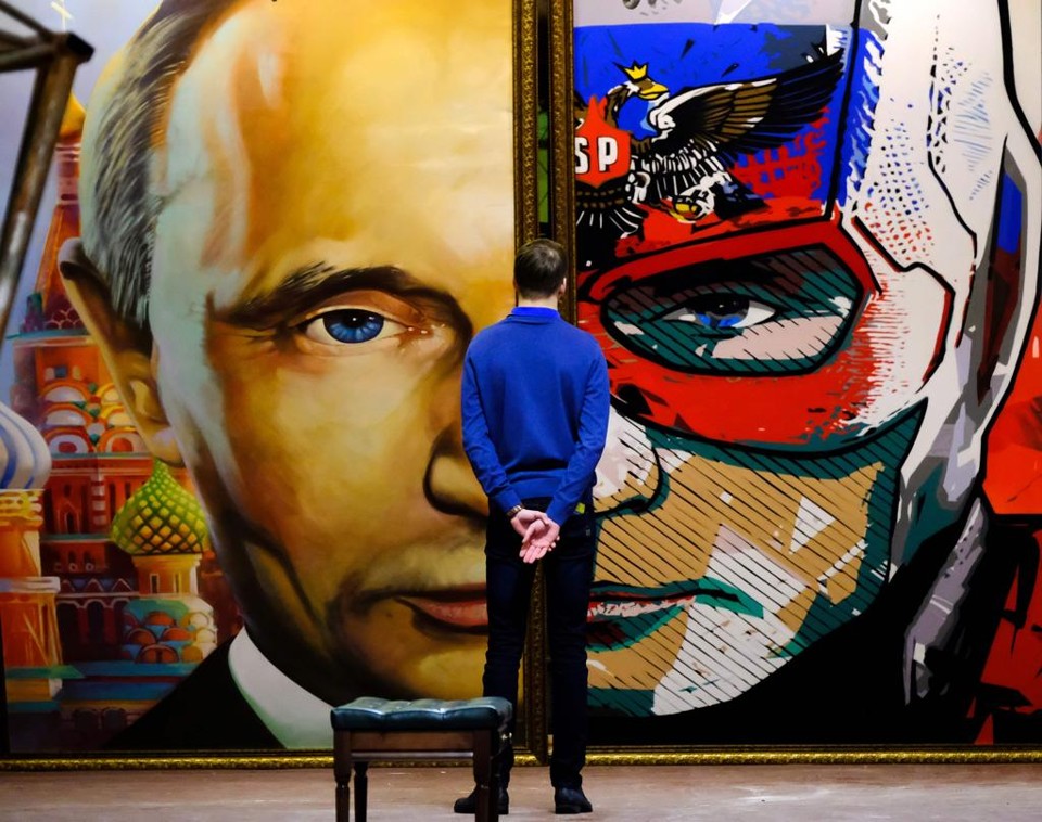 Imagem de uma das propagandas de Putin às vésperas da eleição presidencial: o presidente russo aparece como um super-herói | Yuri Kadobnov/AFP
