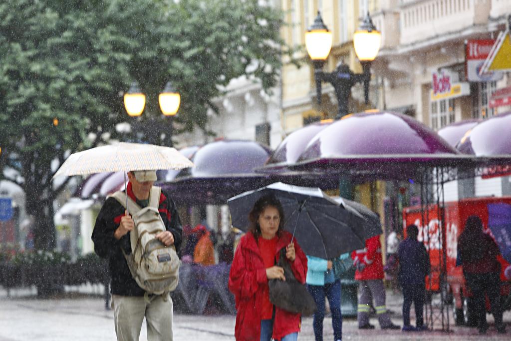 Curitibanos desfilaram com casacos pesados pelas ruas nesta segunda. Mas calor deve voltar. | Aniele Nascimento/Gazeta do Povo