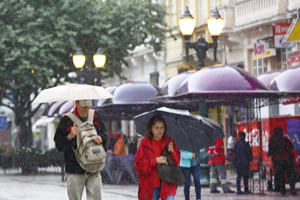Curitibanos desfilaram com casacos pesados pelas ruas nesta segunda. Mas calor deve voltar. | Aniele Nascimento/Gazeta do Povo