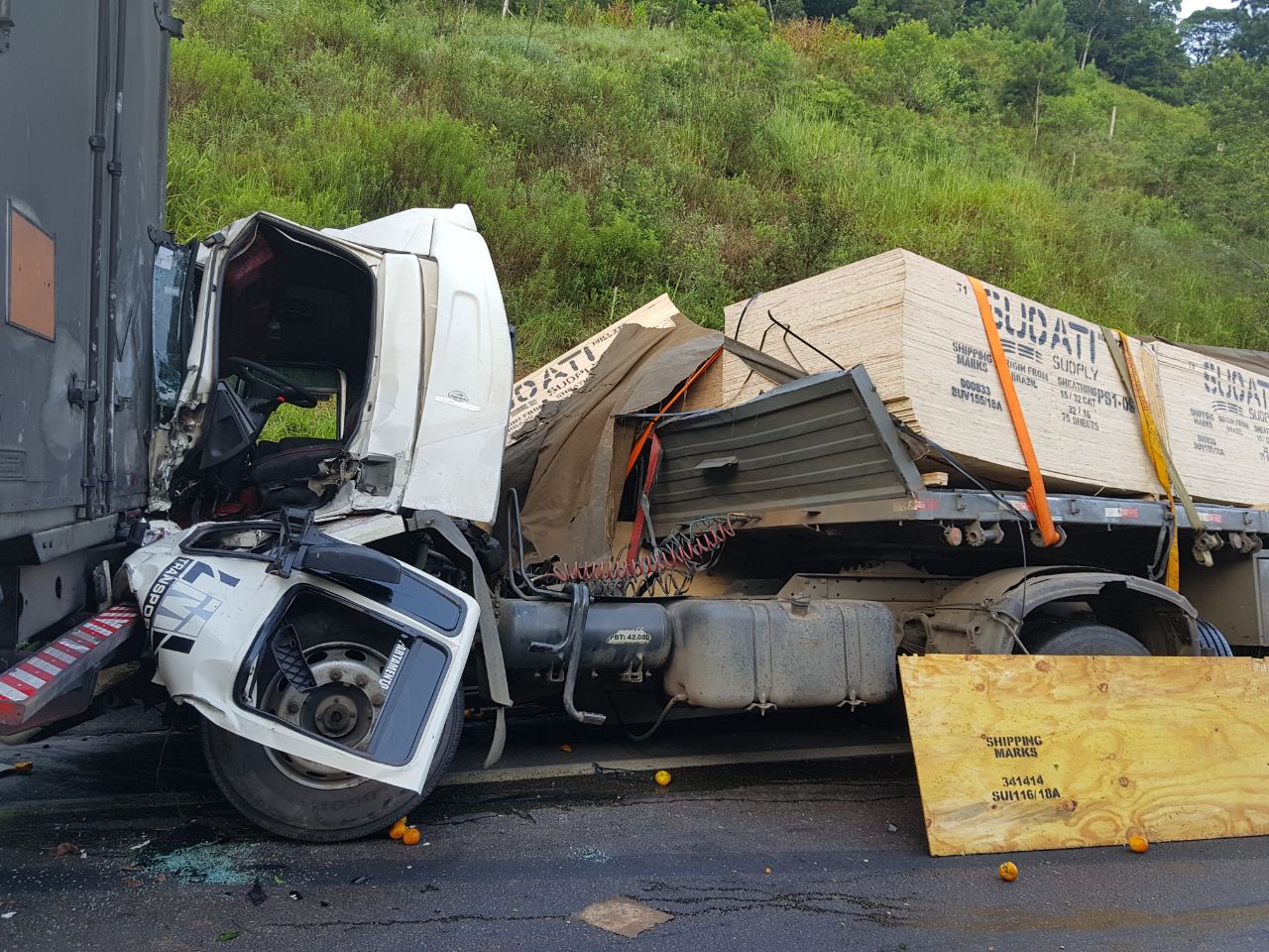 Caminhão carregado de laranja bateu contra uma carreta, que perdeu o controle e bateu em outro caminhão | PRF/Divulgação