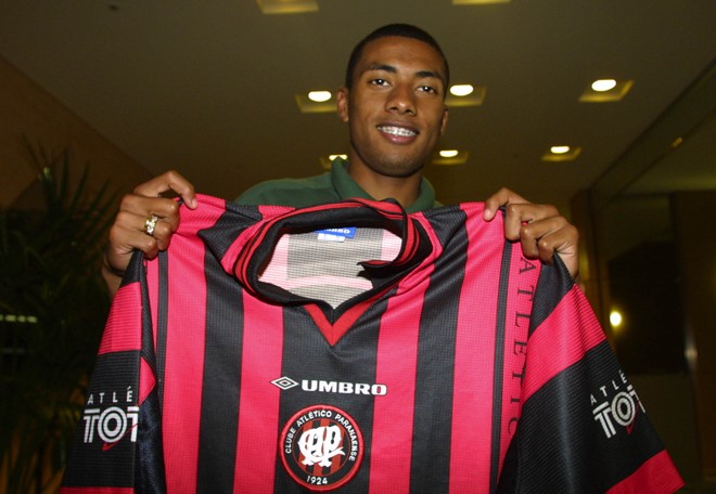 Kleberson exibe camisa do Atlético antes da final contra a Alemanha, em 2002. | EDSON SILVA