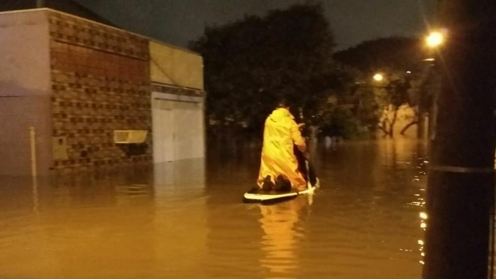 Imagem compartilhada pelo prefeito Rafael Greca mostra integrante de equipe de socorro. | Reprodução/Facebook