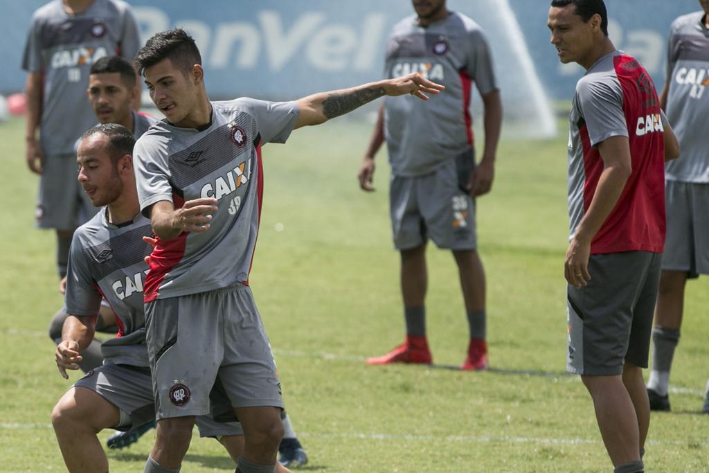 Bruno Guimarães, em destaque, é um dos principais jogadores da equipe de aspirantes do Furacão. | Marcelo Andrade/Gazeta do Povo