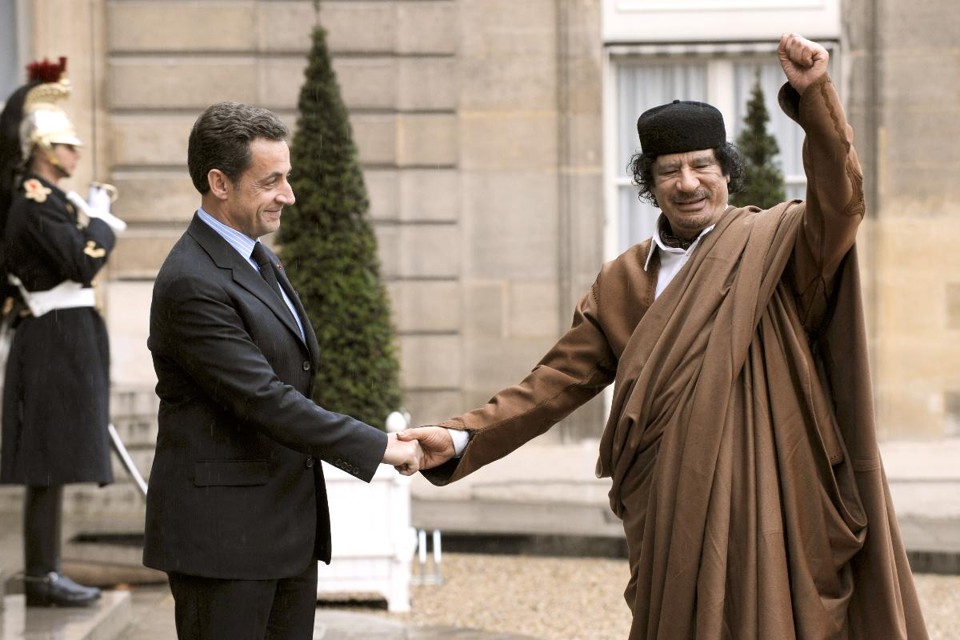 Relação entre Sarkozy e Kadafi pode explicar uma das maiores catástrofes humanitárias do século XXI Em 2007, o presidente francês Nicolas Sarkozy recebeu o ditador Muamar Kadafi no palácio do governo, mesmo sobr críticas de seus próprios aliados | ERIC FEFERBERGAFP