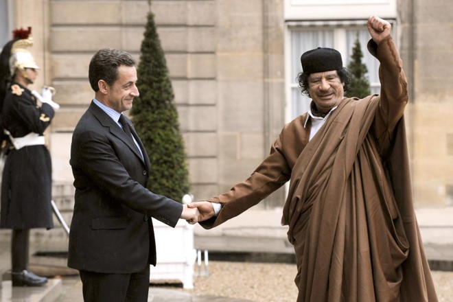 Em 2007, o presidente francês Nicolas Sarkozy recebeu o ditador Muamar Kadafi no palácio do governo, mesmo sobr críticas de seus próprios aliados | ERIC FEFERBERGAFP