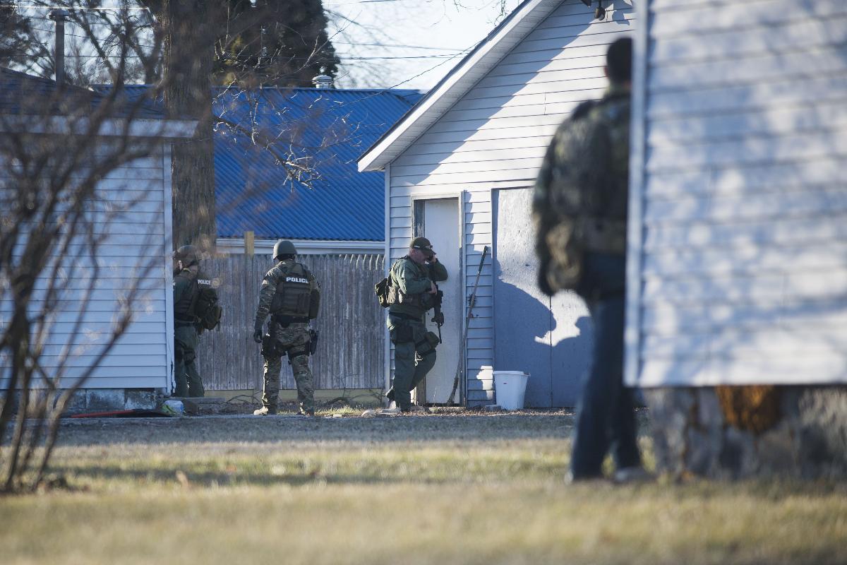 A polícia de Mount Pleasant, em Michigan, à procura do suspeito. James Eric Davis Jr. foi encontrado na madrugada deste sábado (3) | Rachel Woolf/AFP