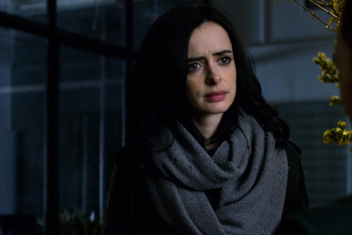 Krysten Ritter intepreta Jessica Jones, a super-heroína da série criada por Melissa Rosenberg (Dexter), adaptada dos quadrinhos de Brian Michael Bendis e Michael Gaydos | Reprodução/Netflix