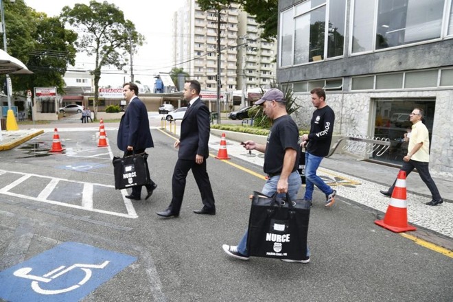 Policiais deixam a prefeitura após cumprir mandados da Operação Taxa Extra | Aniele Nascimento/Gazeta do Povo