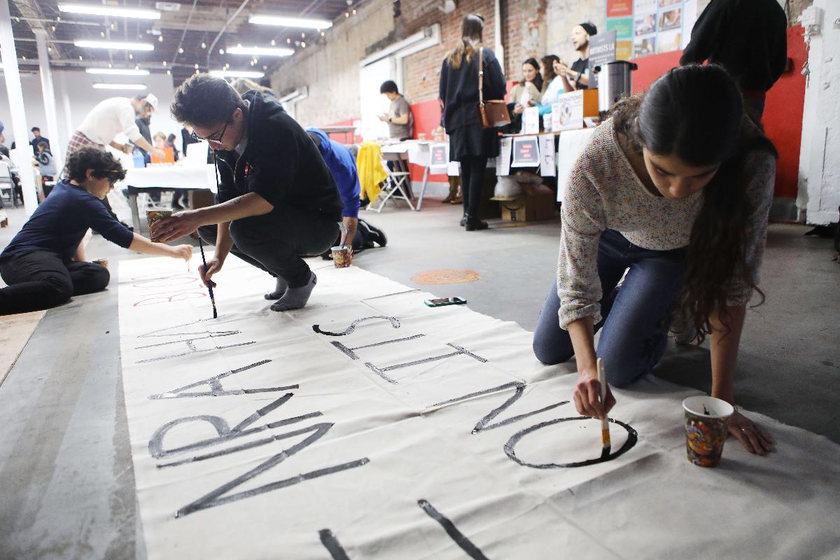 Jovens ativistas se preparam para passeata antiarmas que deve reunir milhares de pessoas neste sábado nos EUA | MARIO TAMAAFP